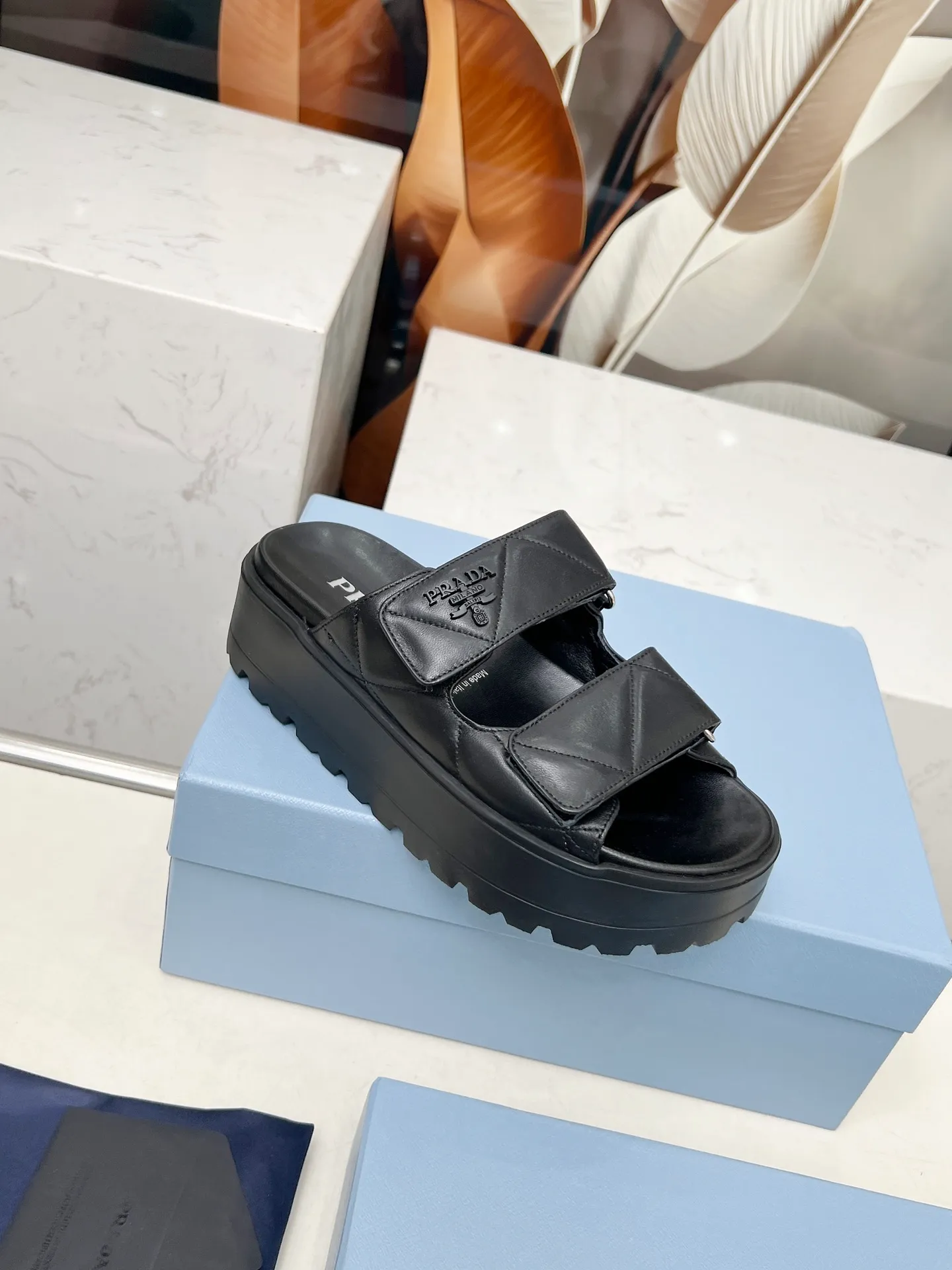 👟👟Ex-factory price 500👟👟 🌸Prada 2025 spring and summer new slippers 💫Velcro sandals The latest catwalk model, classic upgrades, comfort and fashionability coexist. Every color combination looks good, and the design matches different style needs ✅Upper: original customized cowhide ✅Inner lining: original customized sheepskin lining, cowhide feet ✅Outsole: Original molded anti-slip outsole ✅Number of codes: 35-40 (41 customized, non-refundable and non-exchangeable)